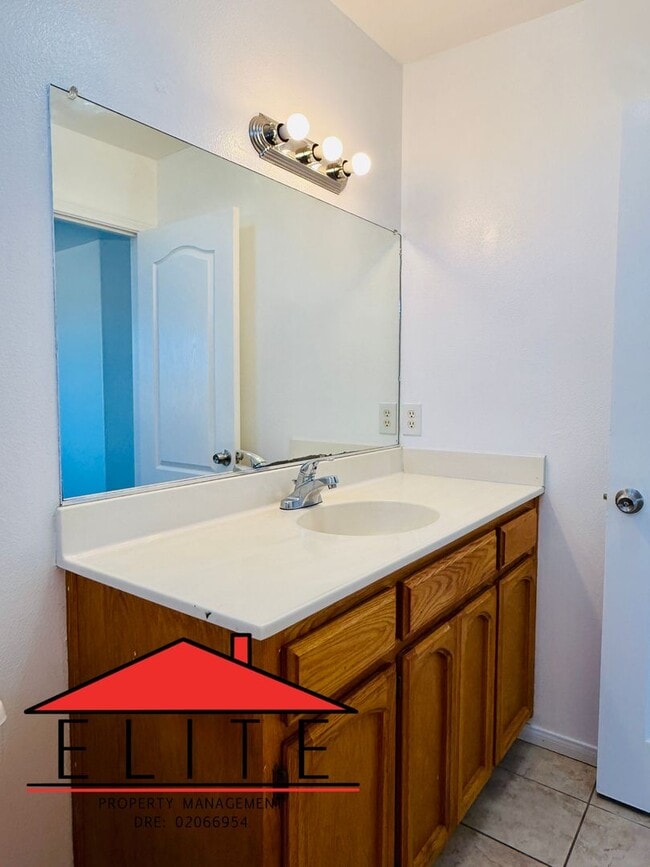 Building Photo - AVAILABLE NOW!!!