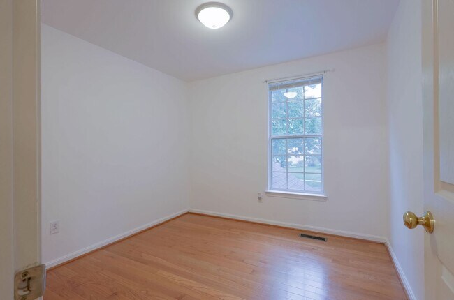 Building Photo - Beautiful 4 BR/3.5 BA Single-Family Home i...