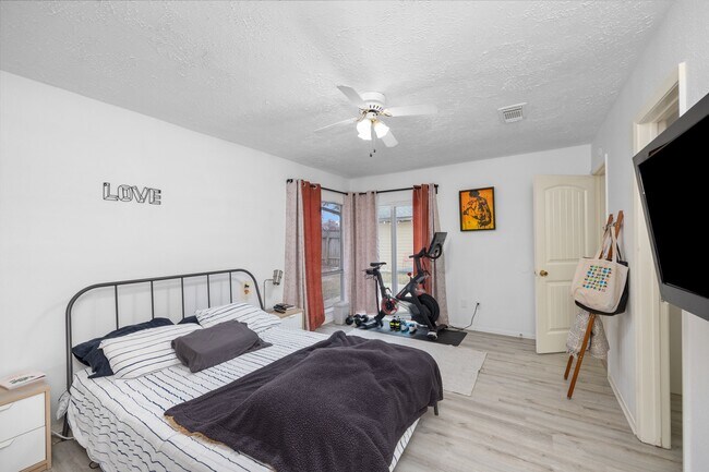 Building Photo - 9306 Crescent Moon Dr