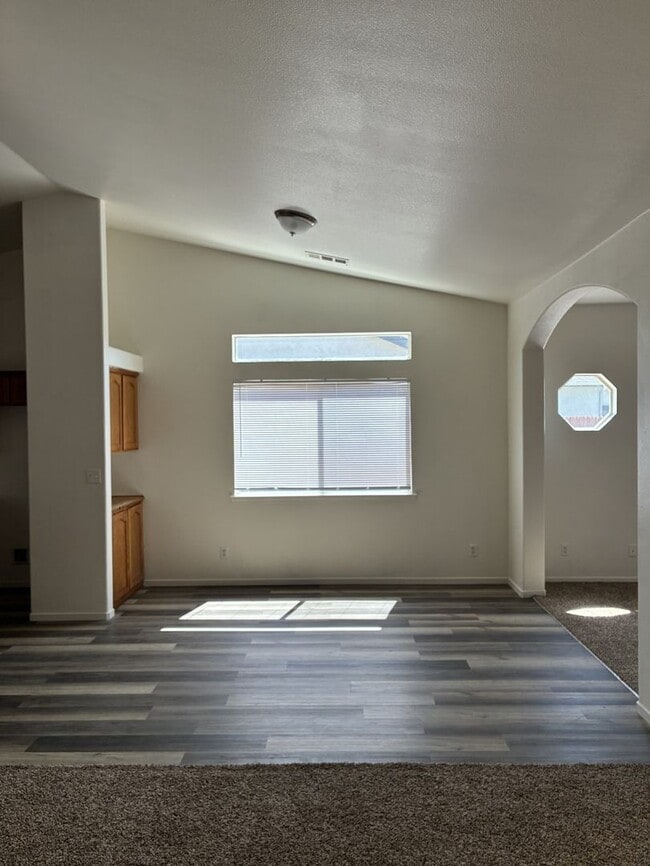 Building Photo - 3 Bedroom 2 Bath Home
