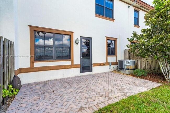 Building Photo - 9583 Town Parc Cir N