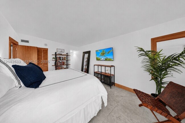 Building Photo - 2625 Collins Ave