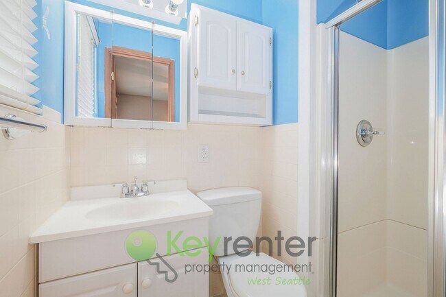 Building Photo - Des Moines 3 Bed Gem with Hot Tub and Spacious Layout