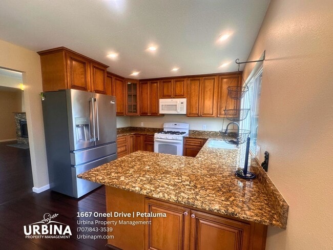 Building Photo - Spacious East Petaluma Home with Main-Floor Bedroom Suite
