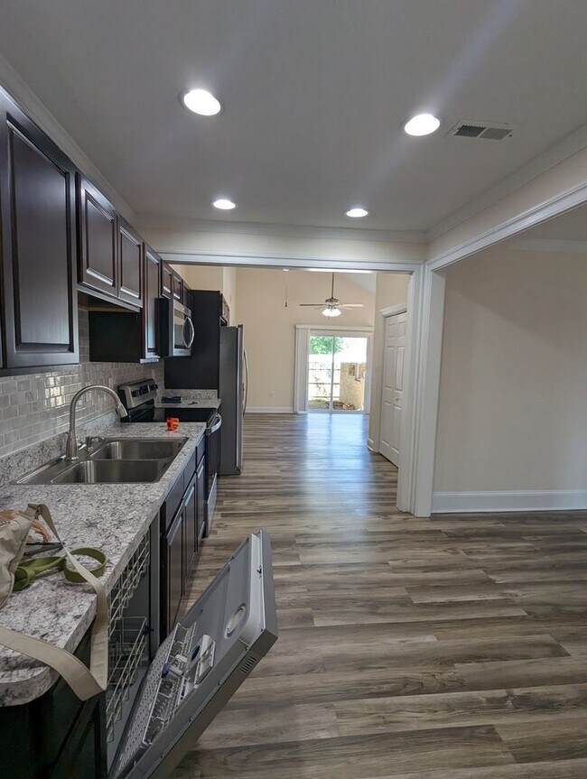 Building Photo - Colonial Heights