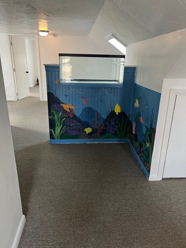 Building Photo - Sunny, Clean, Quiet 2 bedroom 1 bath 2nd floor apartment