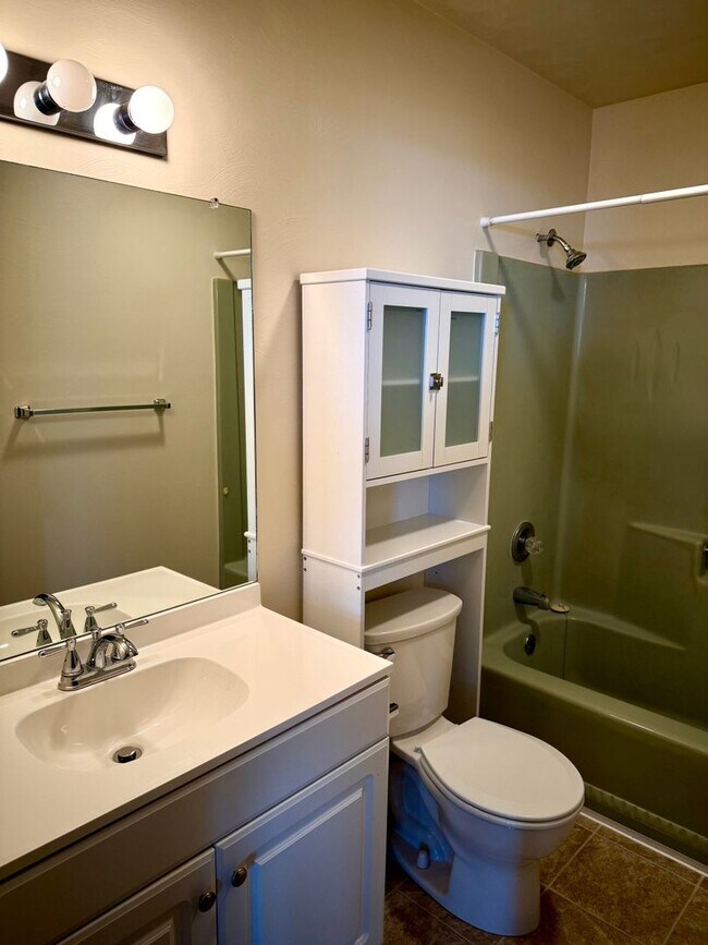 Building Photo - 4130-4136 Canterbury Dr