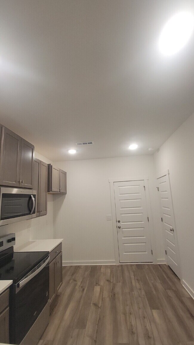 Building Photo - "Charming 3-Bed Townhouse Retreat with Gra...