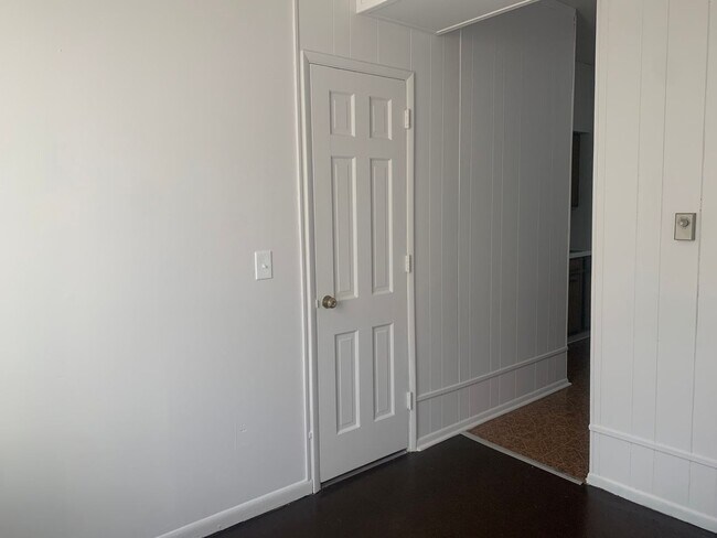 Building Photo - 403 Miami St