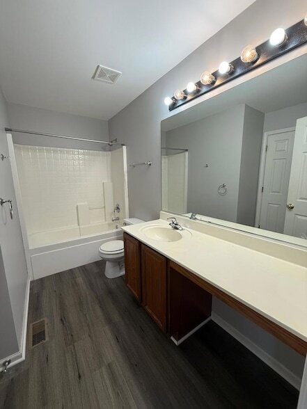 Building Photo - 1624 Fieldstone Dr N