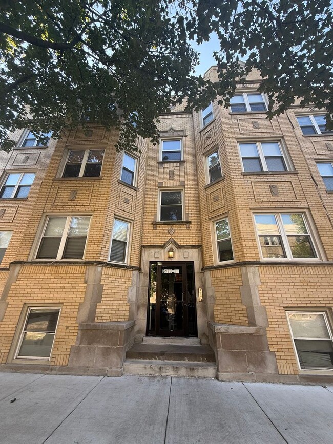 Primary Photo - 3 Bedroom 2 Bath Spacious Condo