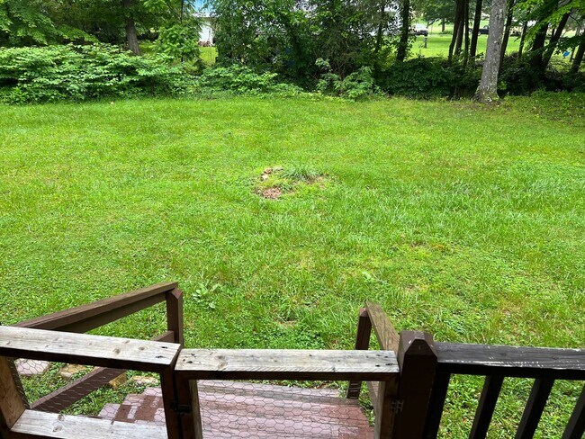 Building Photo - 1 BED 1 BATH PRIVATE RETREAT!