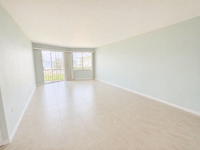 Building Photo - Downtown Sarasota! 55+ community! Beaches and shopping nearby! Partially Furnished available!