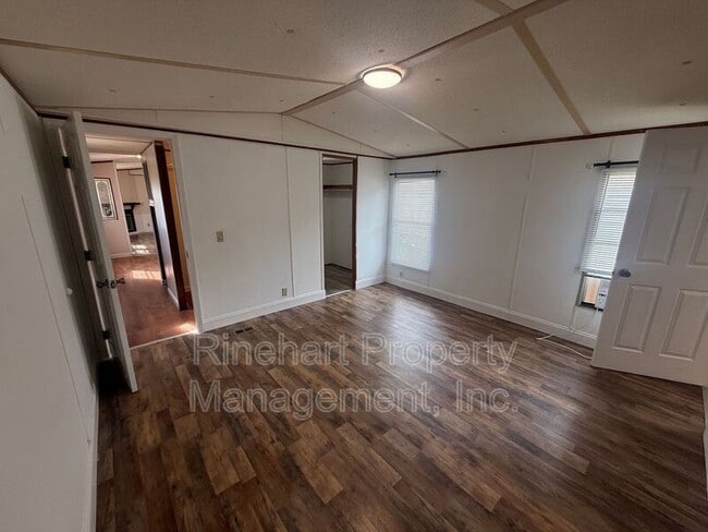 Building Photo - 1028 Ruby St
