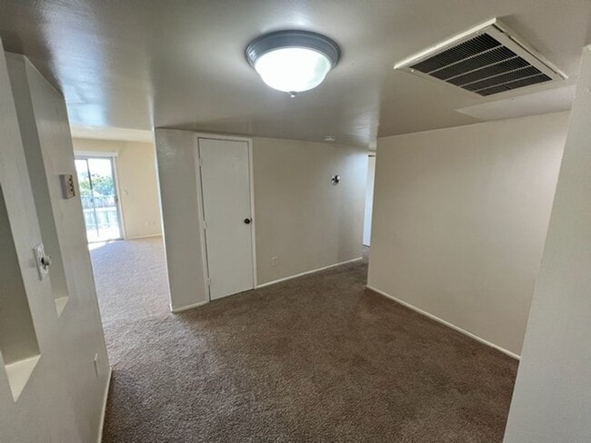 Building Photo - Conveniently located Refreshed Two Bedroom Condo