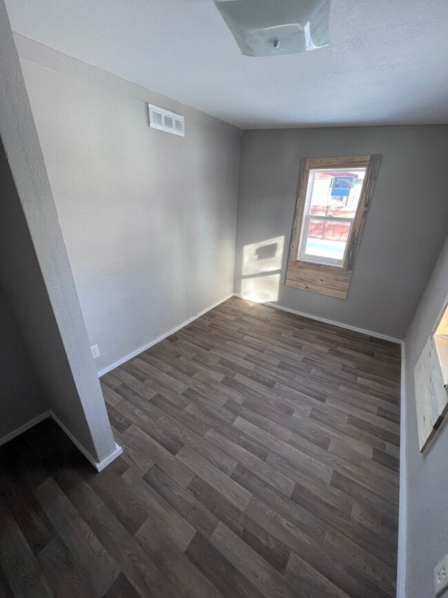 Building Photo - 2 bed 1 bath house with bonus room