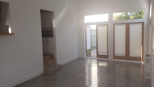 Building Photo - 2020 Ocean Park Blvd