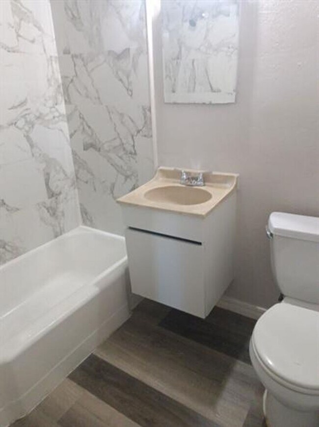 Building Photo - Perfect 1 bed unit located within walking distance of Woodson Park