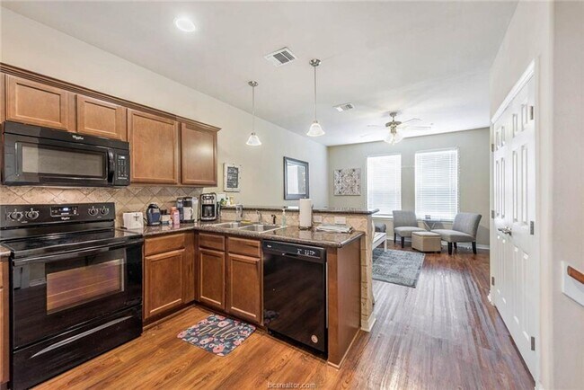 Building Photo - SUBLEASE Aug 11 2025 in Lakeridge Townhomes!