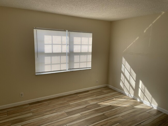 Building Photo - 1520 SE Royal Green Cir
