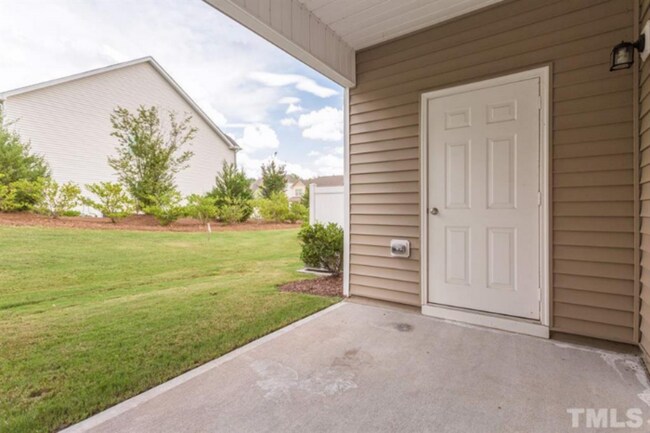 Building Photo - Gorgeous Town Home and Great Location