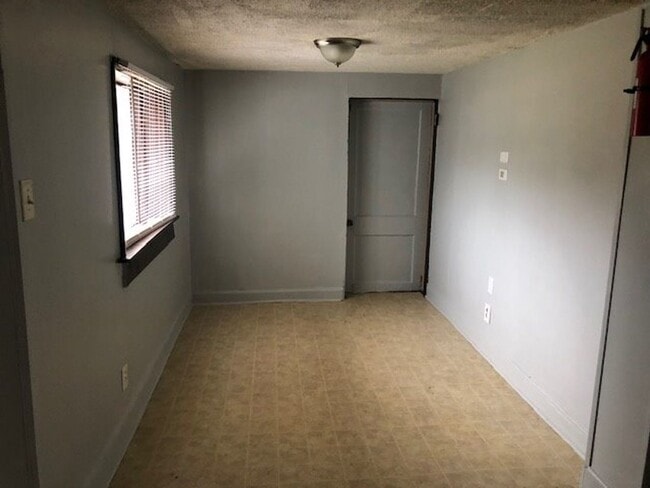Building Photo - 1565 Meadow Ct