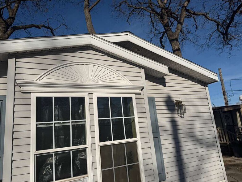 Building Photo - 905 W 37th Ave