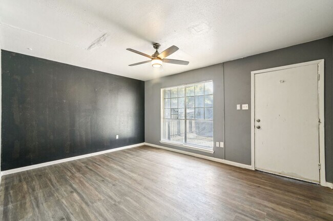 Interior Photo - DE CHANTLE