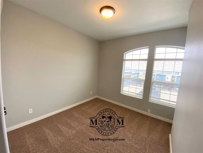 Building Photo - Beautiful Top Floor 2 Bed 2 Bath Condo in ...