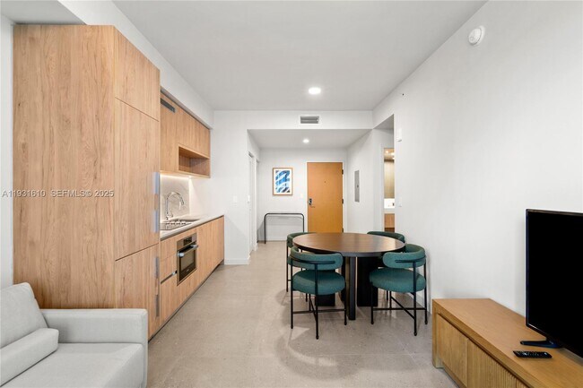 Building Photo - 11 NE 6th St