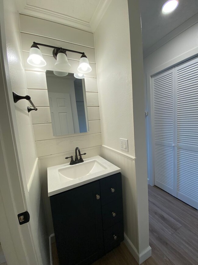 Building Photo - Tastefully Renovated Townhouse Available t...
