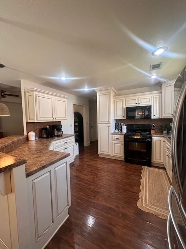 Building Photo - Ridgewood West End Home