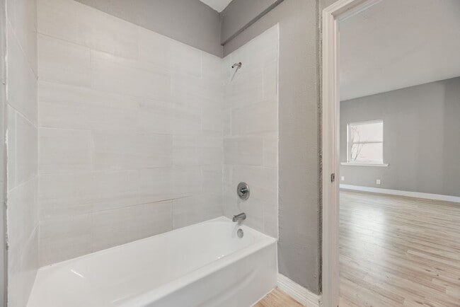 Building Photo - 815 N Travis St