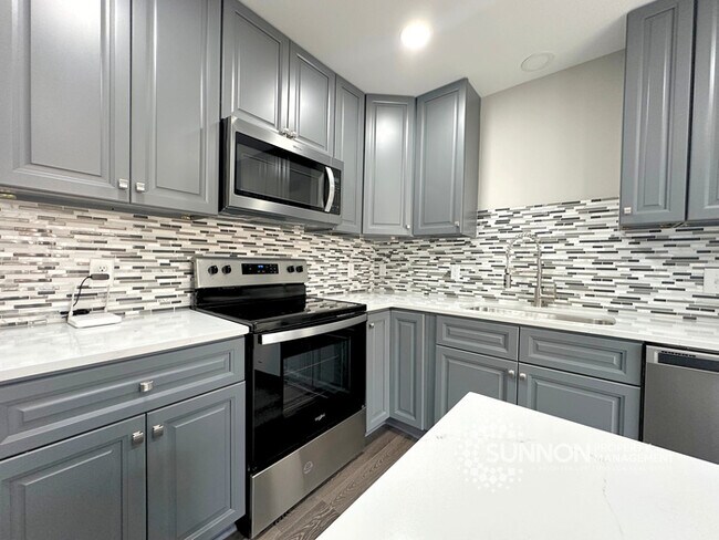 Building Photo - Beautifully Remodeled 3BR/2.5BA Townhome