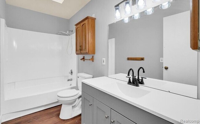 Building Photo - 1921 Vine Way Dr