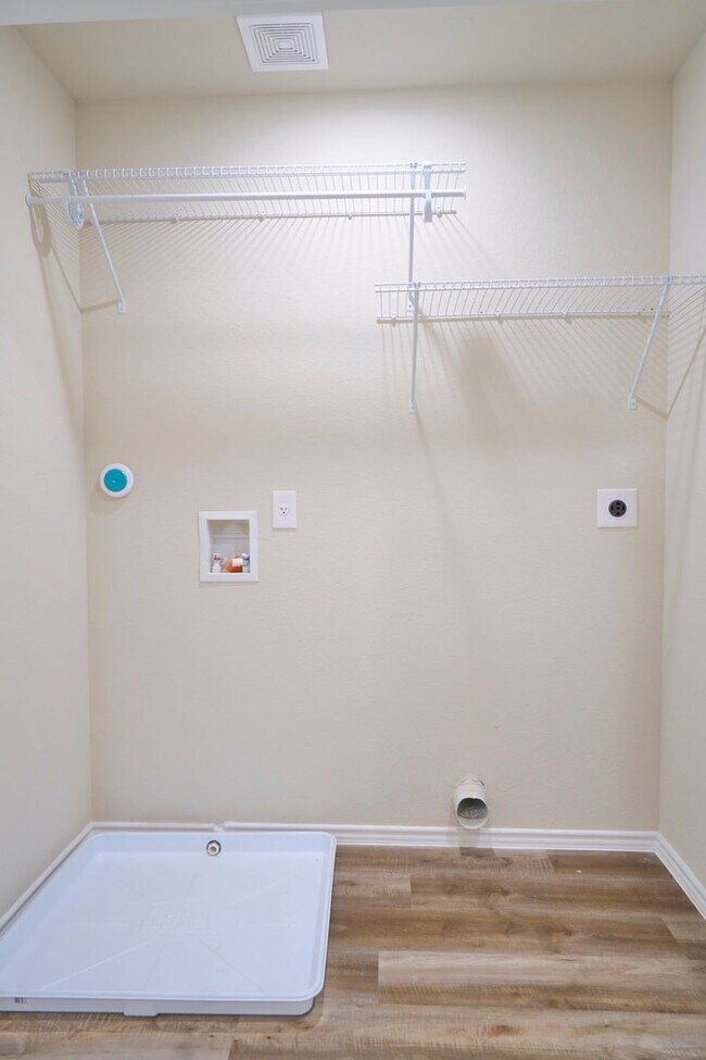 Building Photo - Hunters Ranch Beauty! 3 Bedroom 2 1/2 Bath Townhome