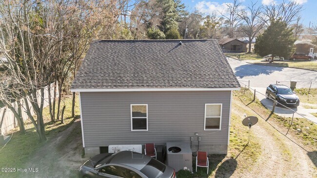 Building Photo - 105 Bryan Pl