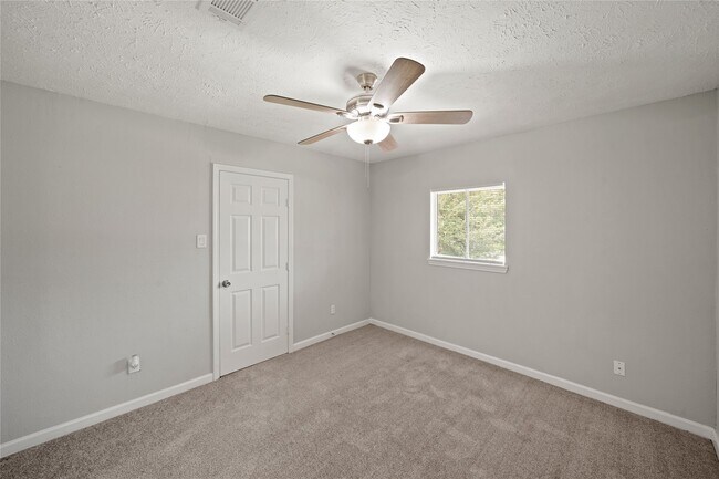 Building Photo - 5822 Glenhurst Dr
