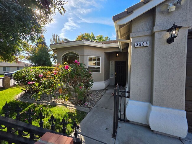 Building Photo - Single story home near CSU Stanislaus!