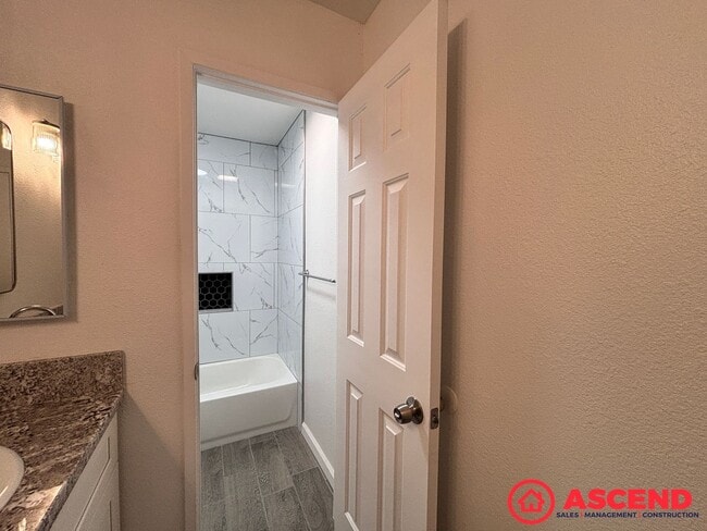 Building Photo - Beautiful 4 Bedroom Home In Rosedale!