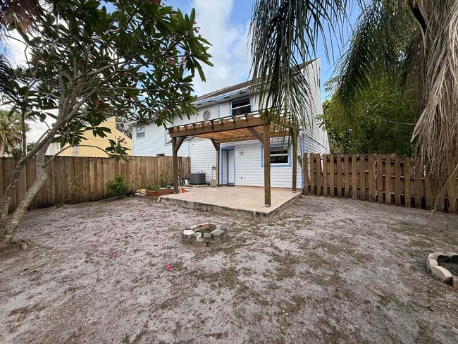 Building Photo - 9243 Green Meadows Way