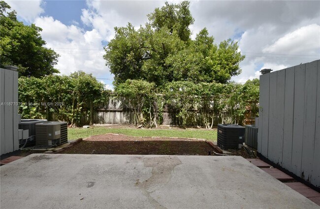 Building Photo - 1401 NE 53rd St