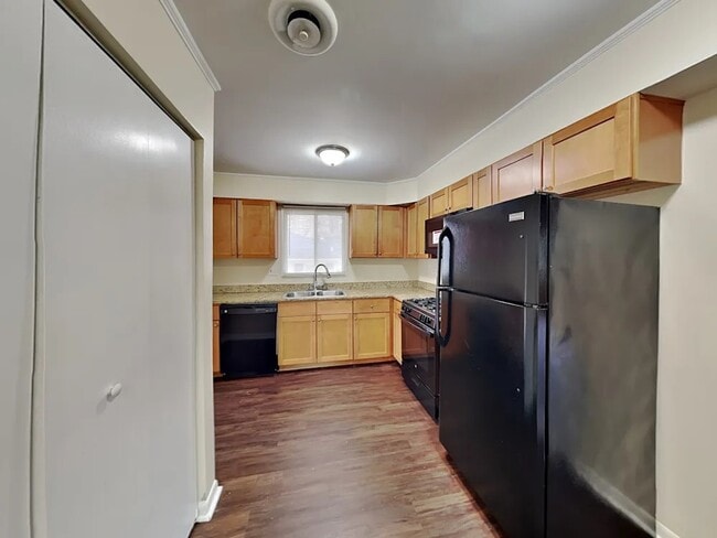 Building Photo - 112 Nashua St