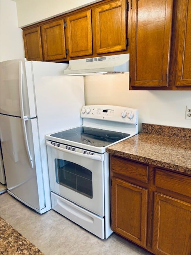 Building Photo - Beautiful 2 bedroom upper condo with 1 car garage, Harrison Township