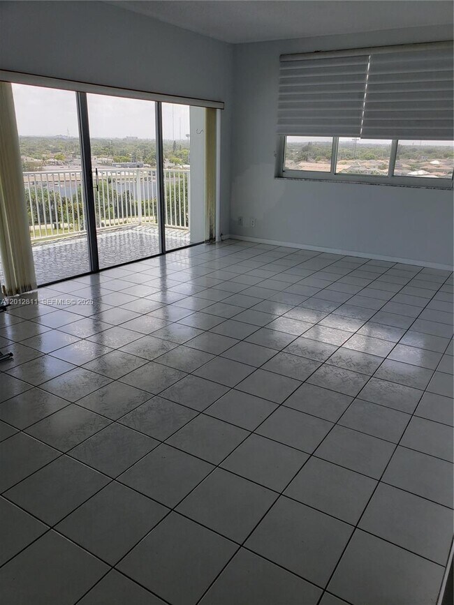 Building Photo - 4200 Hillcrest Dr