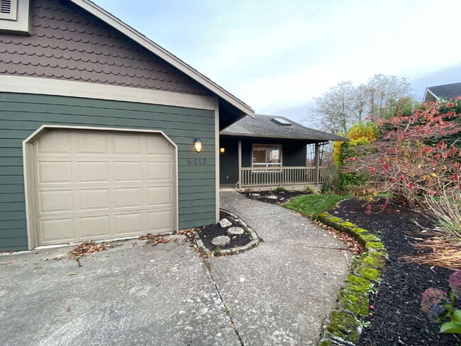 Building Photo - Spacious 4-bedroom with Panoramic Deck Next to Ferndale High