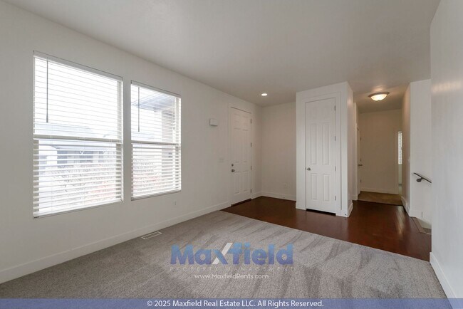 Building Photo - BRAND NEW CARPET - 6BD 4BTH 2GAR - Home in...