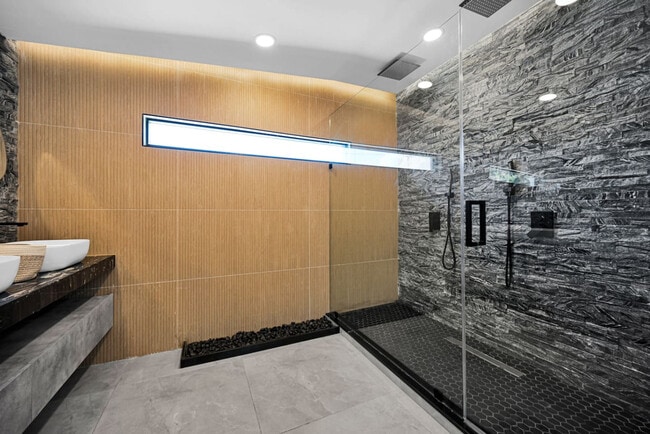 Building Photo - 5313 NE 1st Ave