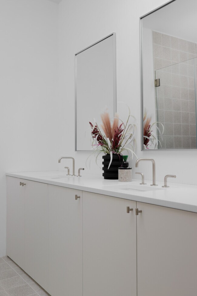 Building Photo - 5205 Scenic View Dr