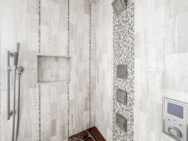 Building Photo - 32920 Northshire Cir